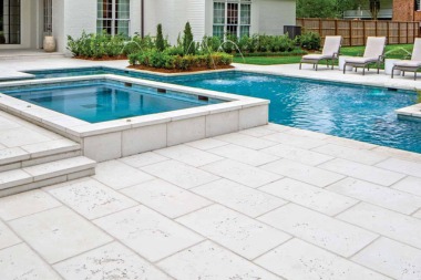 Light stone coping with a raised spa edge